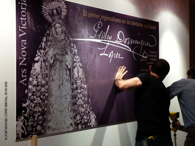 Momento del montaje de un cartel de la exposici�n por EntreArte Enmarcaciones
