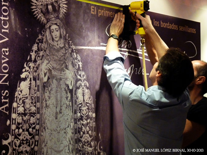Momento del montaje de un cartel de la exposici�n por EntreArte Enmarcaciones