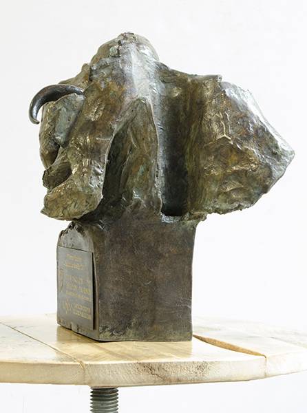 Comentarios de May Perea sobre la escultura Premio Comunicación Taurina 