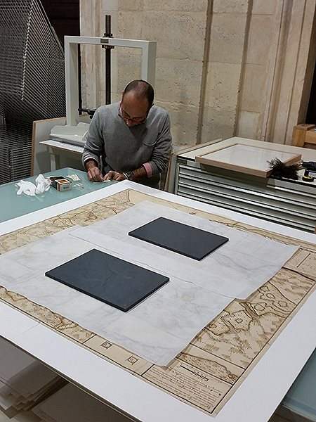 Miguel Angel Perea realizando una enmarcación tipo Museo para el Archivo general de Indias.