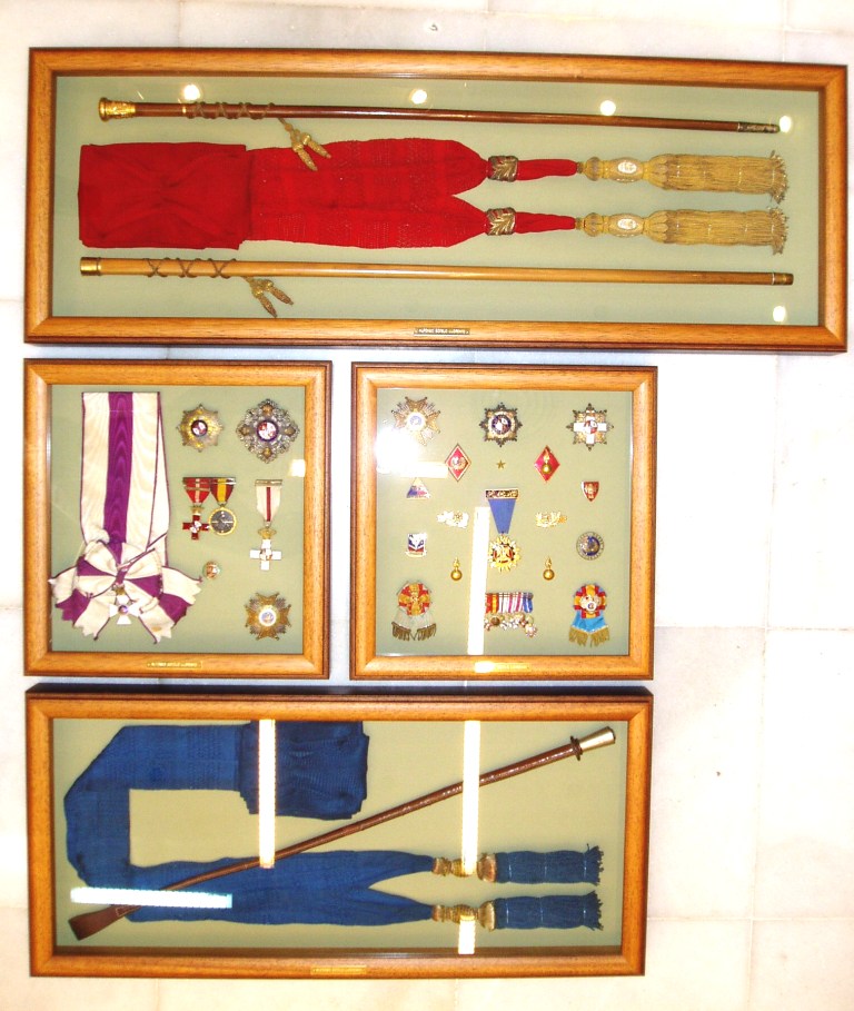 Enmarcaciones con composiciones de insignias militares