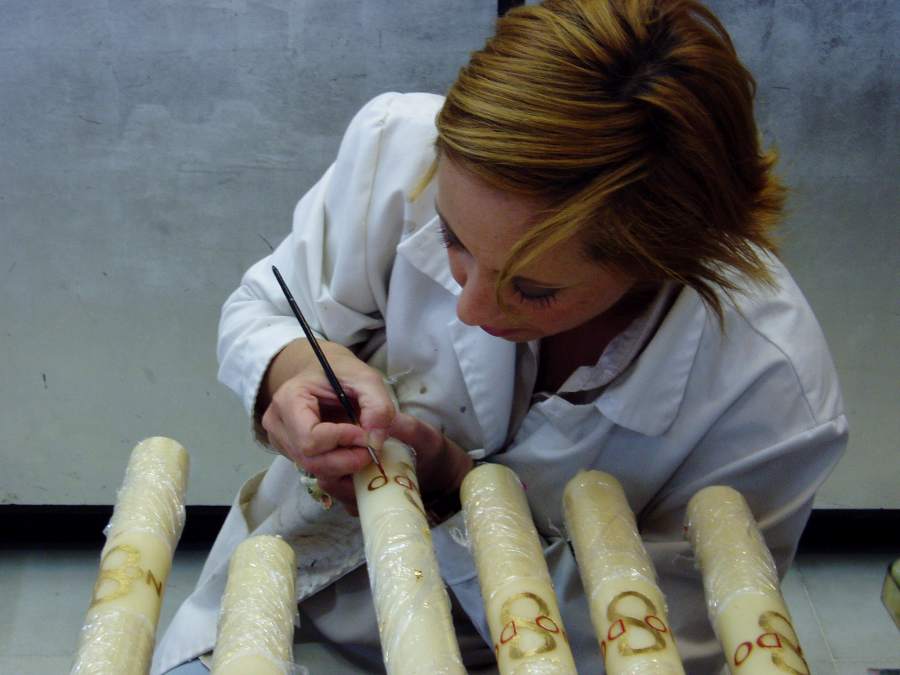 Cirios decorados con pan de oro y rotulados a mano