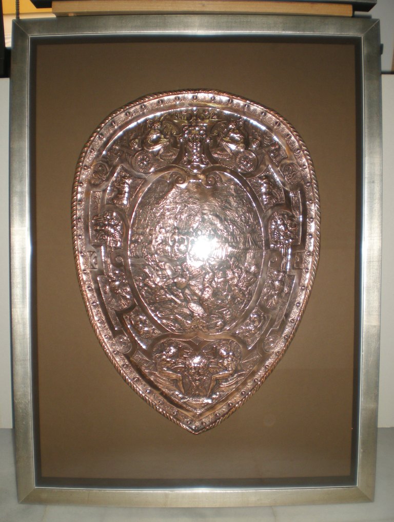 Enmarcacion de escudo de cobre
