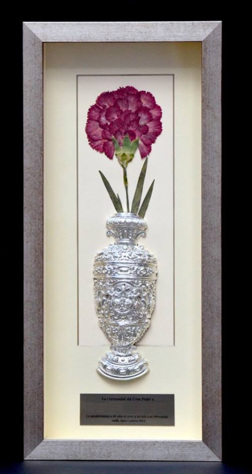 Reproducción en relieve de jarra floral del paso de palio de María Santísima del Mayor Dolor y Traspaso