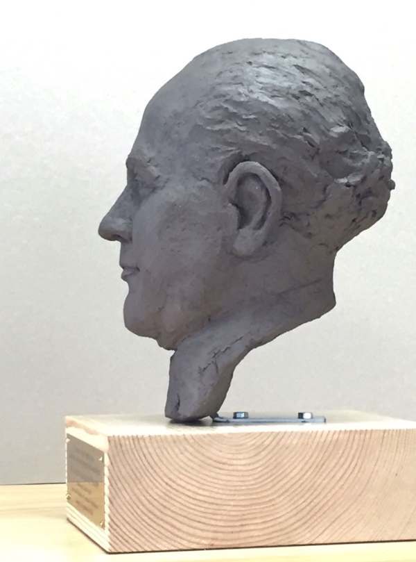 Perfil izquierdo de escultura de busto de Juan Negr�n realizada por May Perea