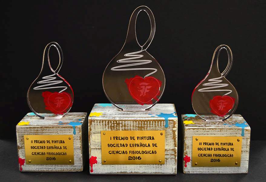 Premios realizados en metacrilato y madera. EntreArte Sevilla.
