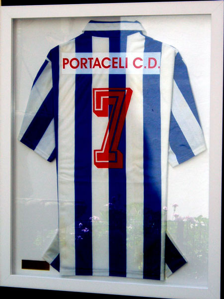 Enmarcación de camiseta de fútbol del Portaceli. EntreArte Sevilla.
