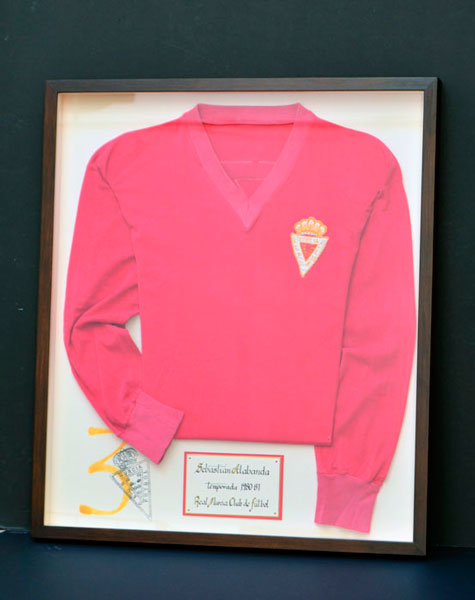 Enmarcación de camiseta de fútbol del Murcia. EntreArte Sevilla.